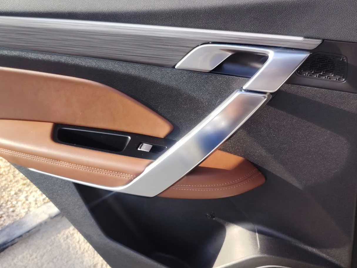 Car image 25