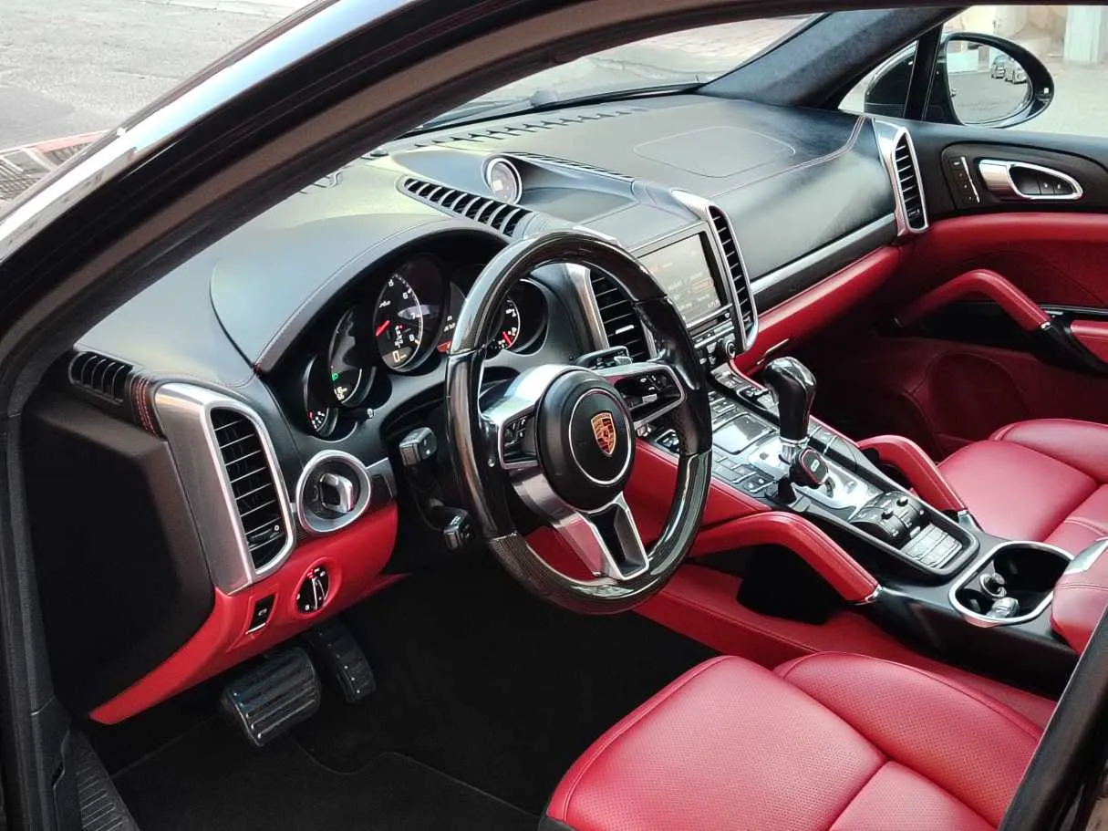 Car image 12