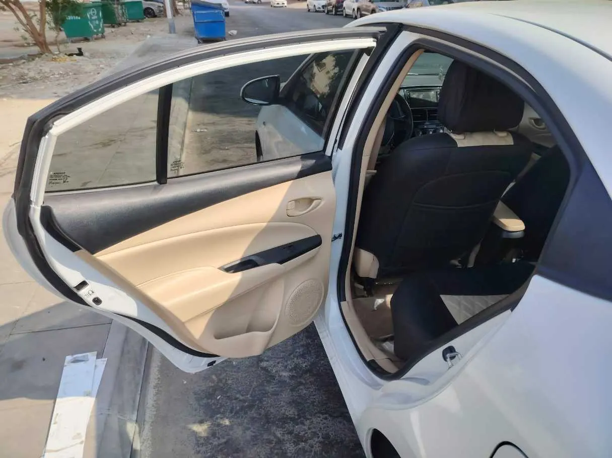 Car image 16