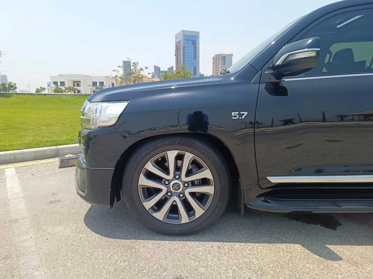 Car image 9