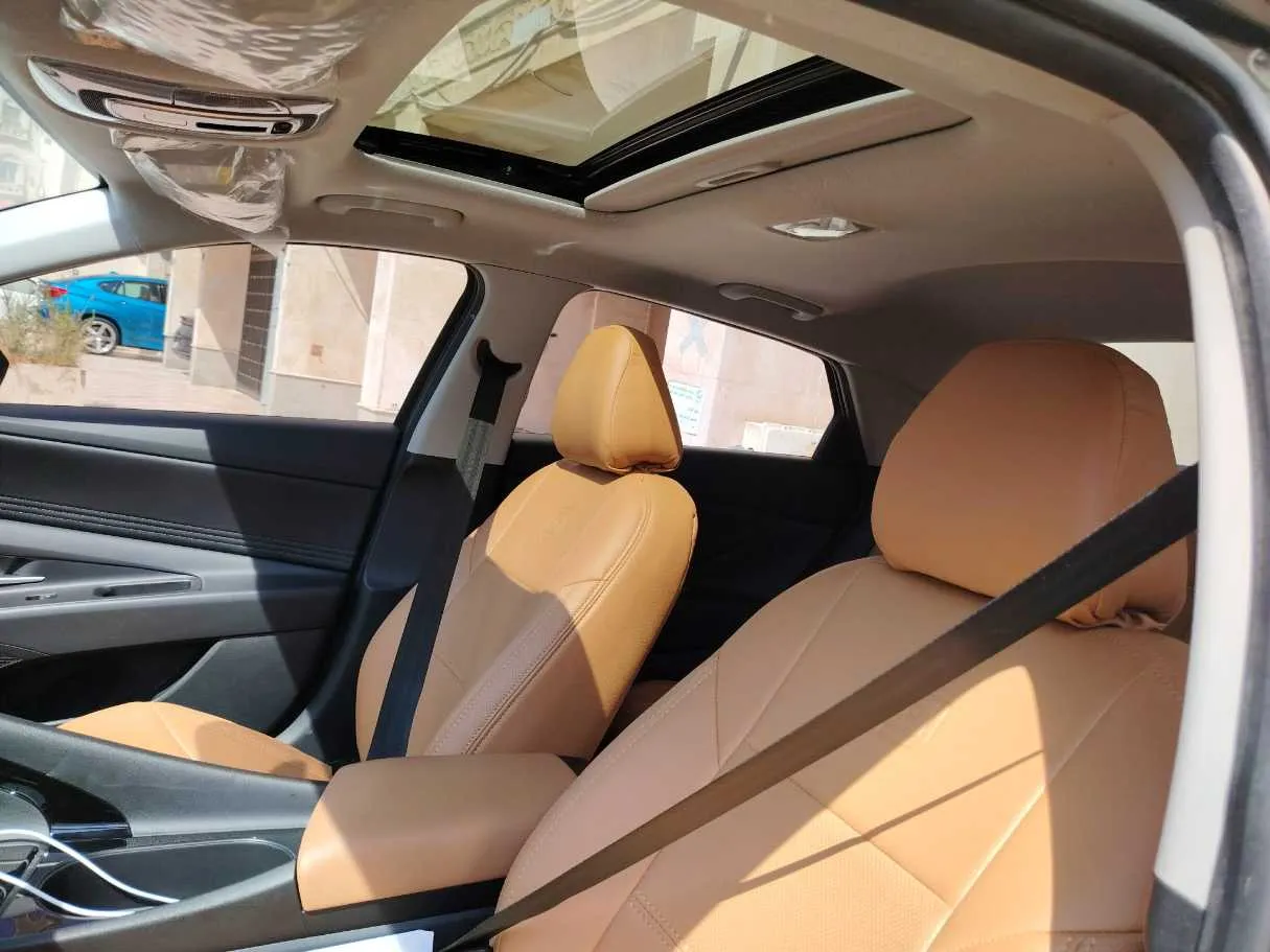 Car image 14