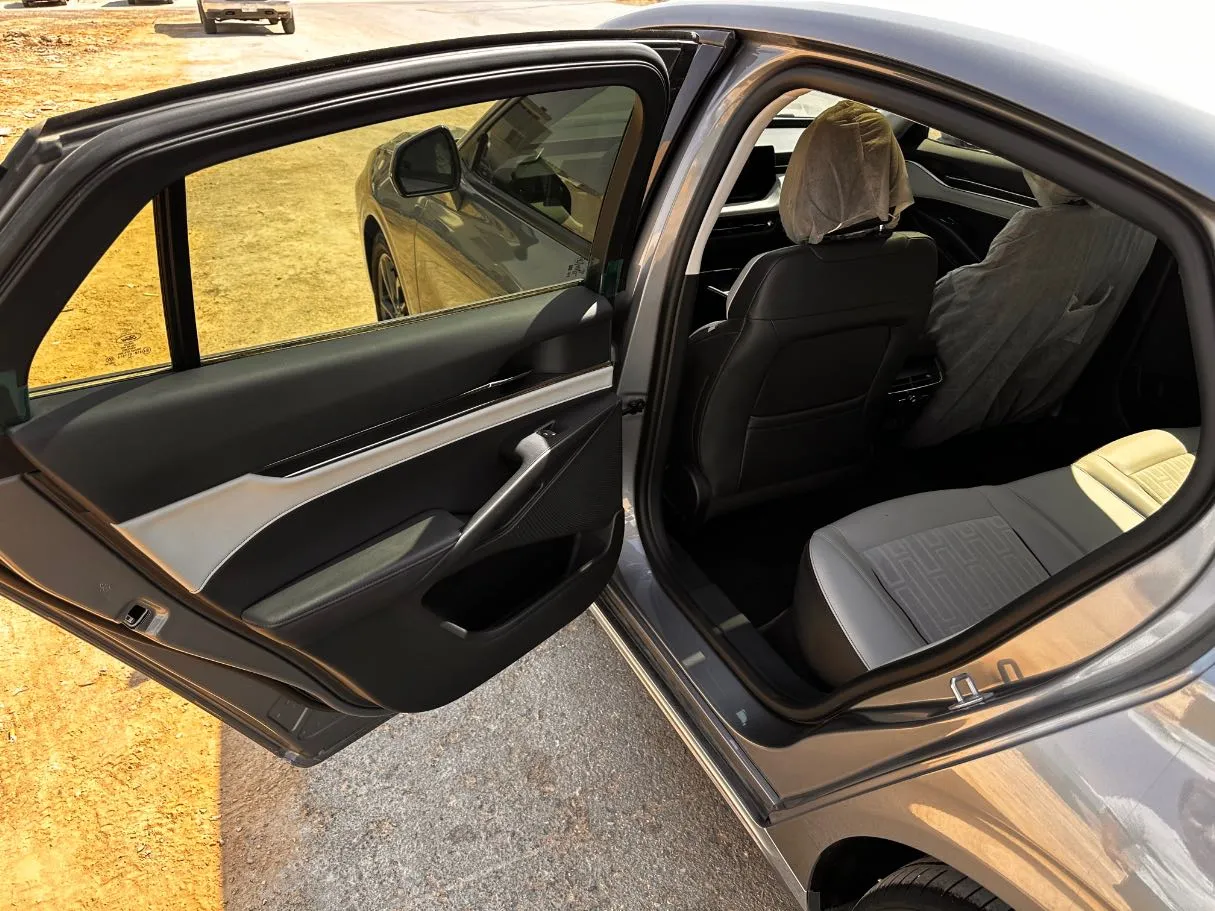 Car image 14