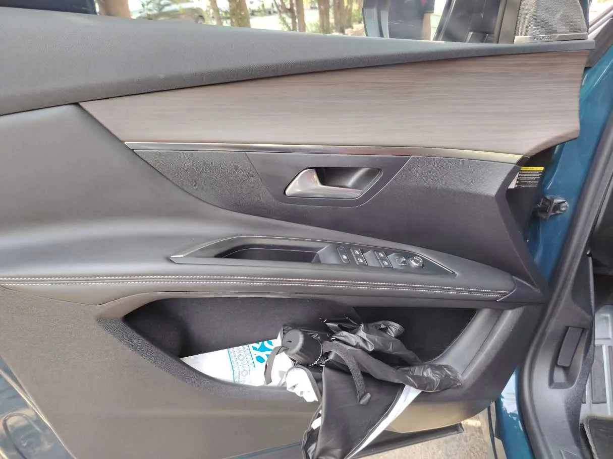 Car image 30