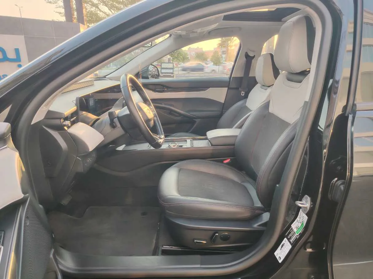 Car image 14