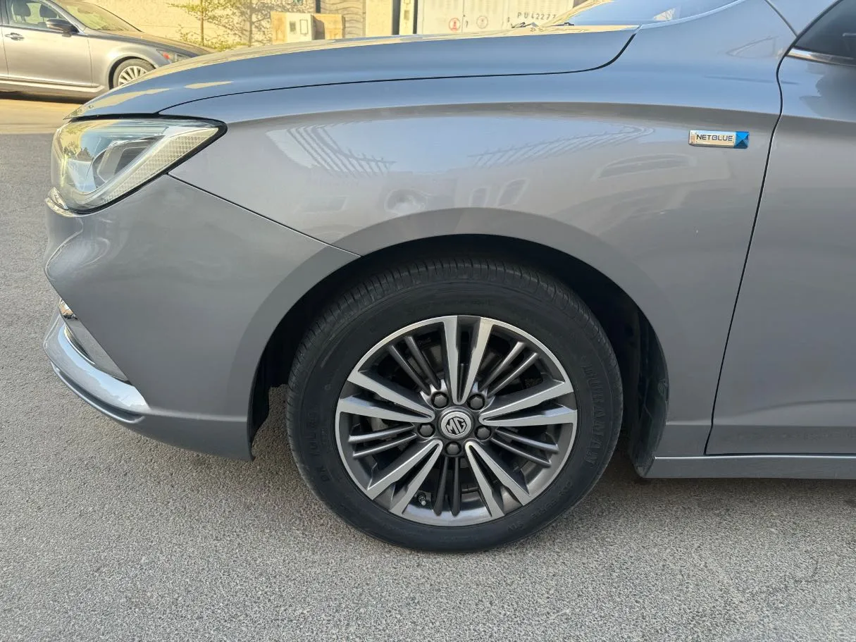 Car image 9