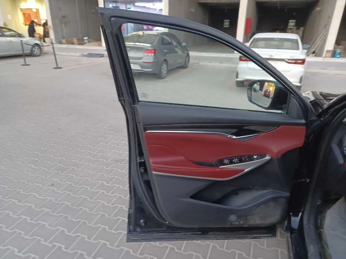 Car image 10