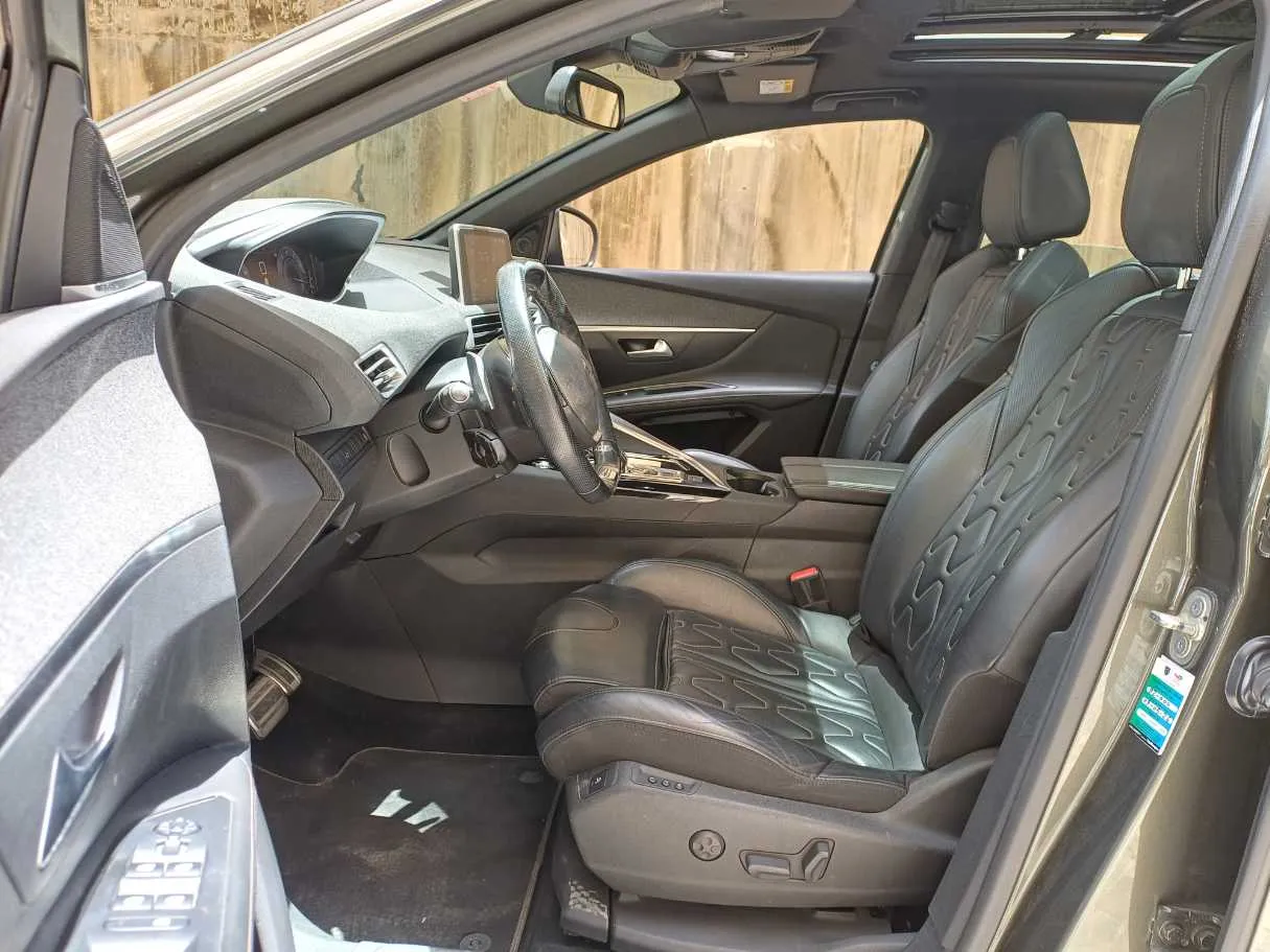 Car image 12