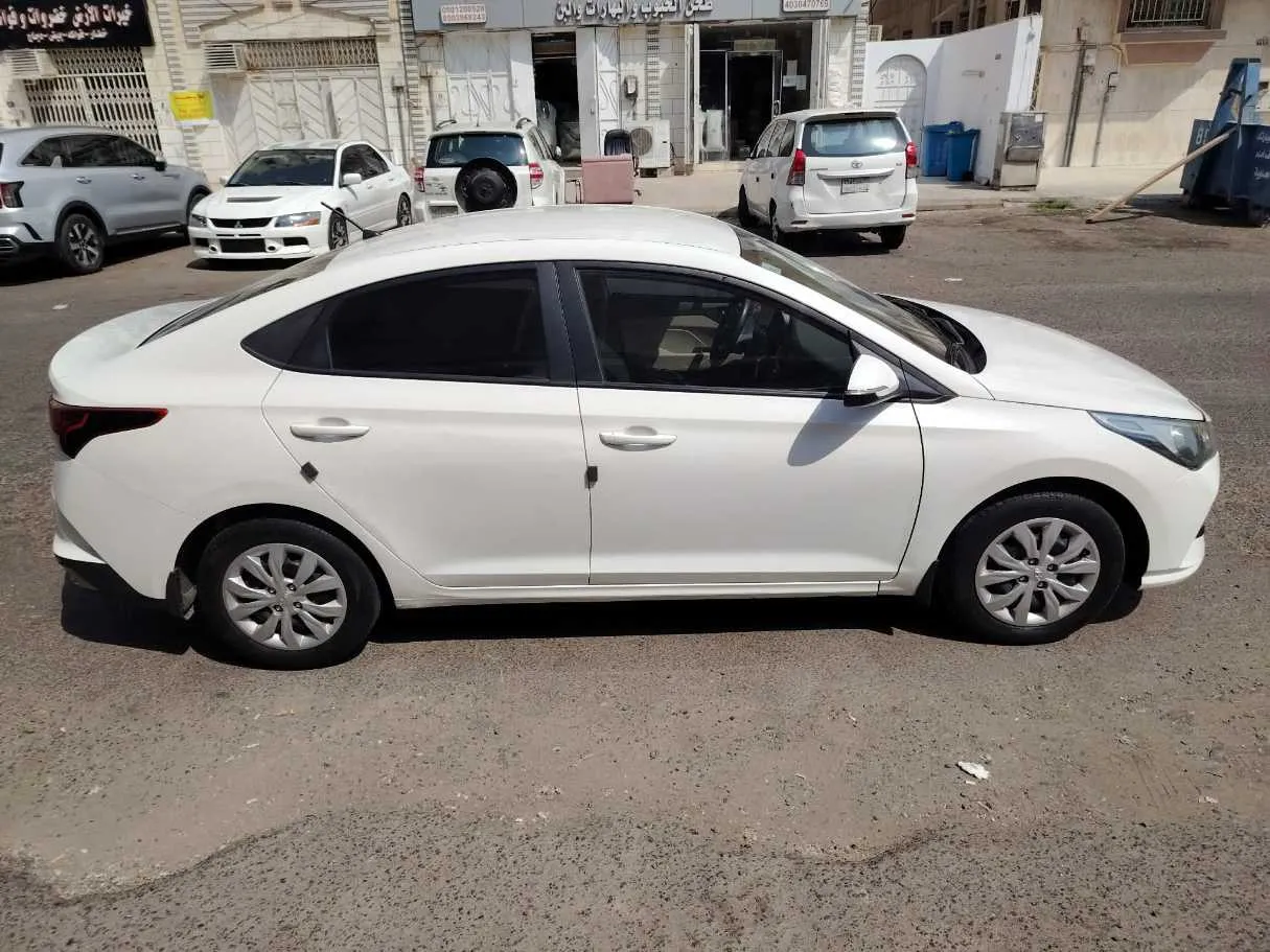 Car image 4