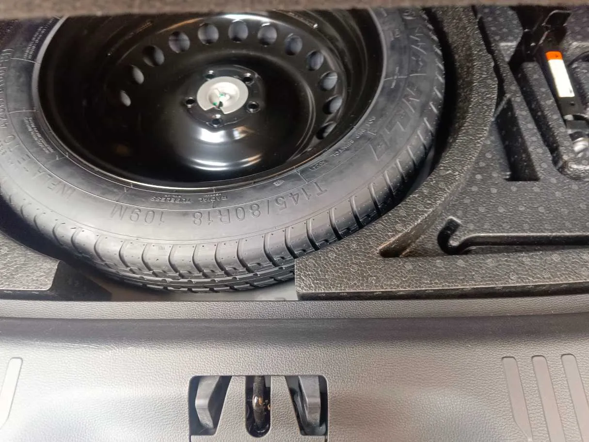 Car image 30