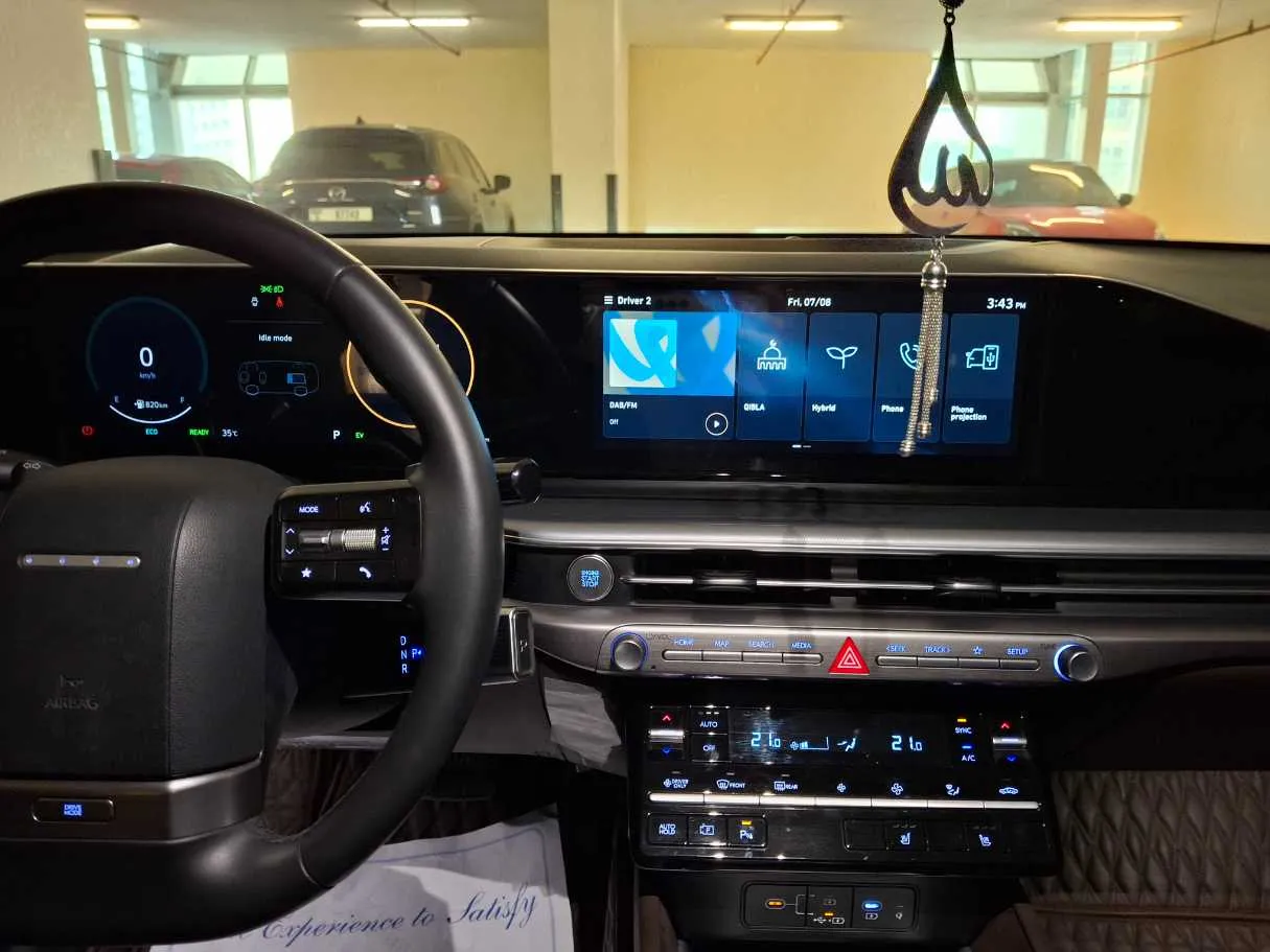 Car image 14