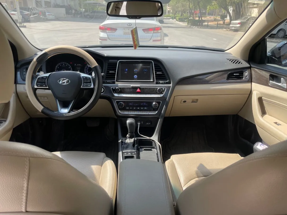 Car image 18