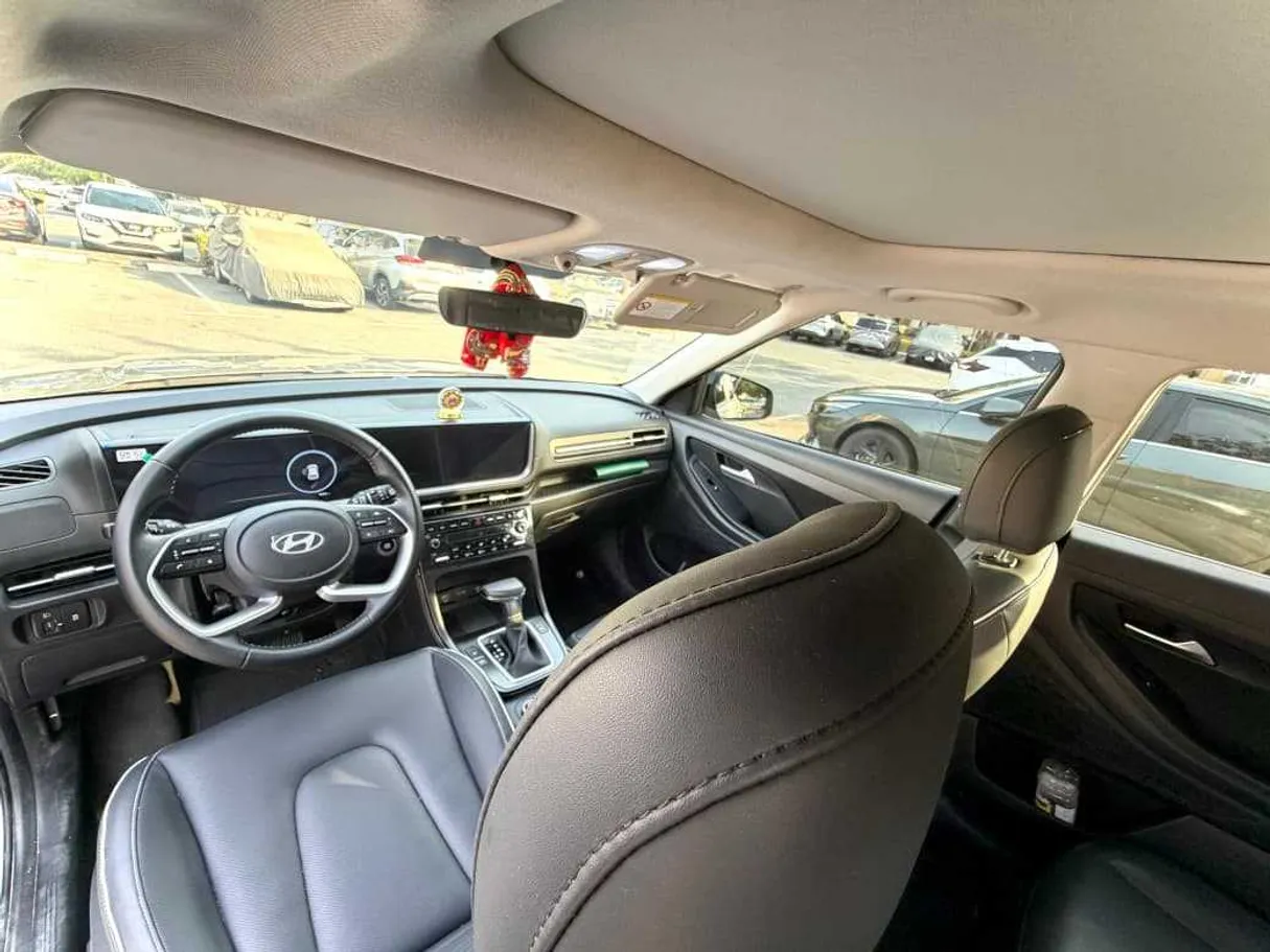Car image 13
