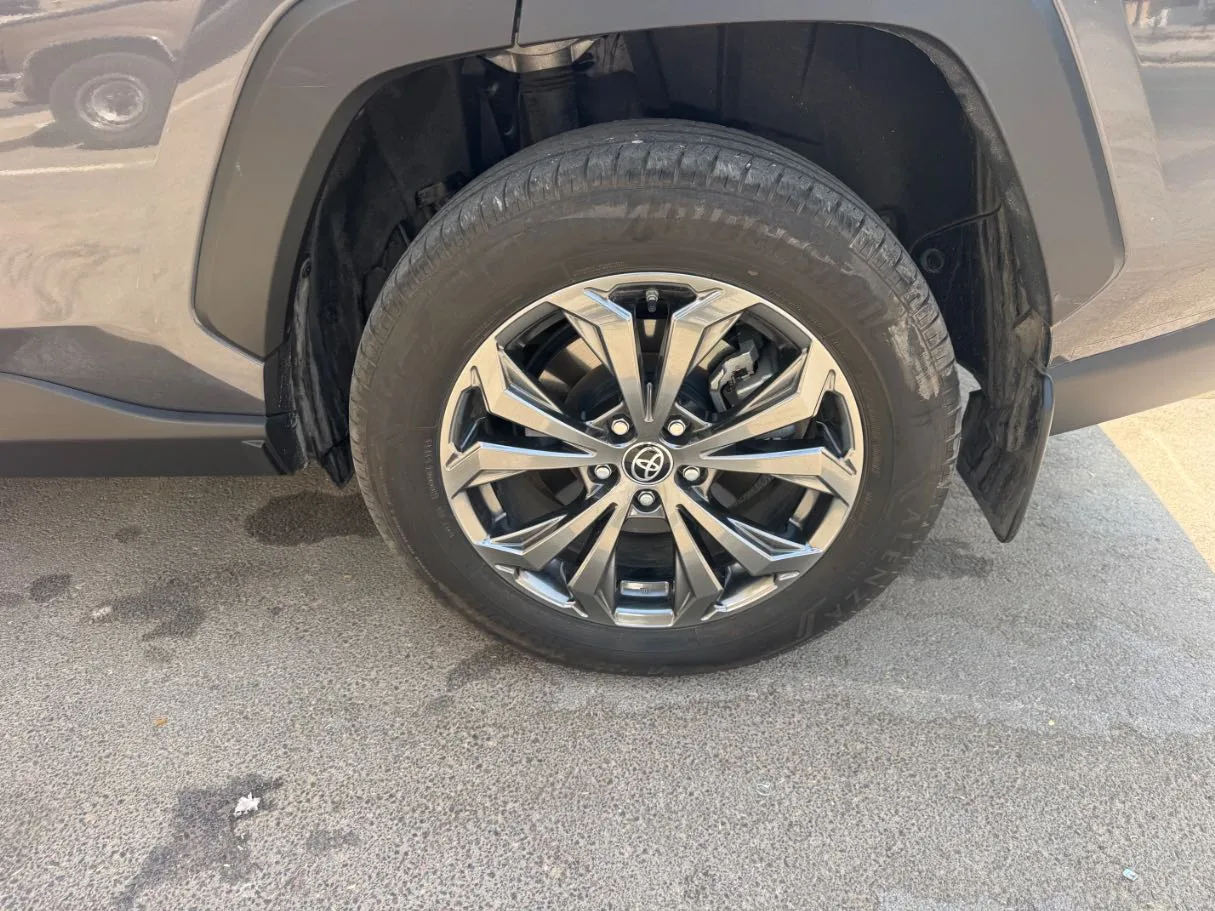Car image 9