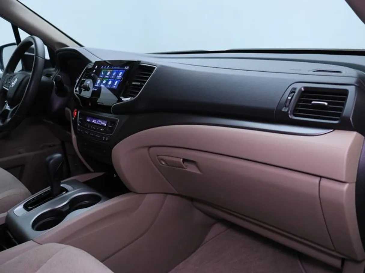 Car image 10