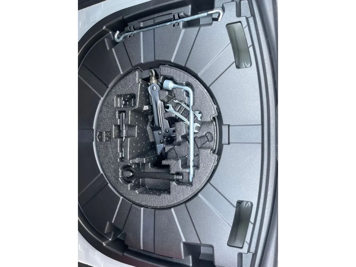 Car image 24
