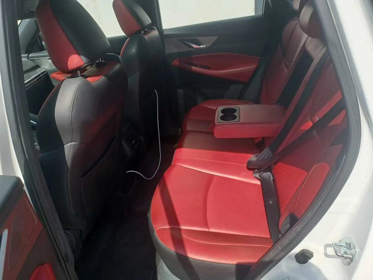 Car image 14