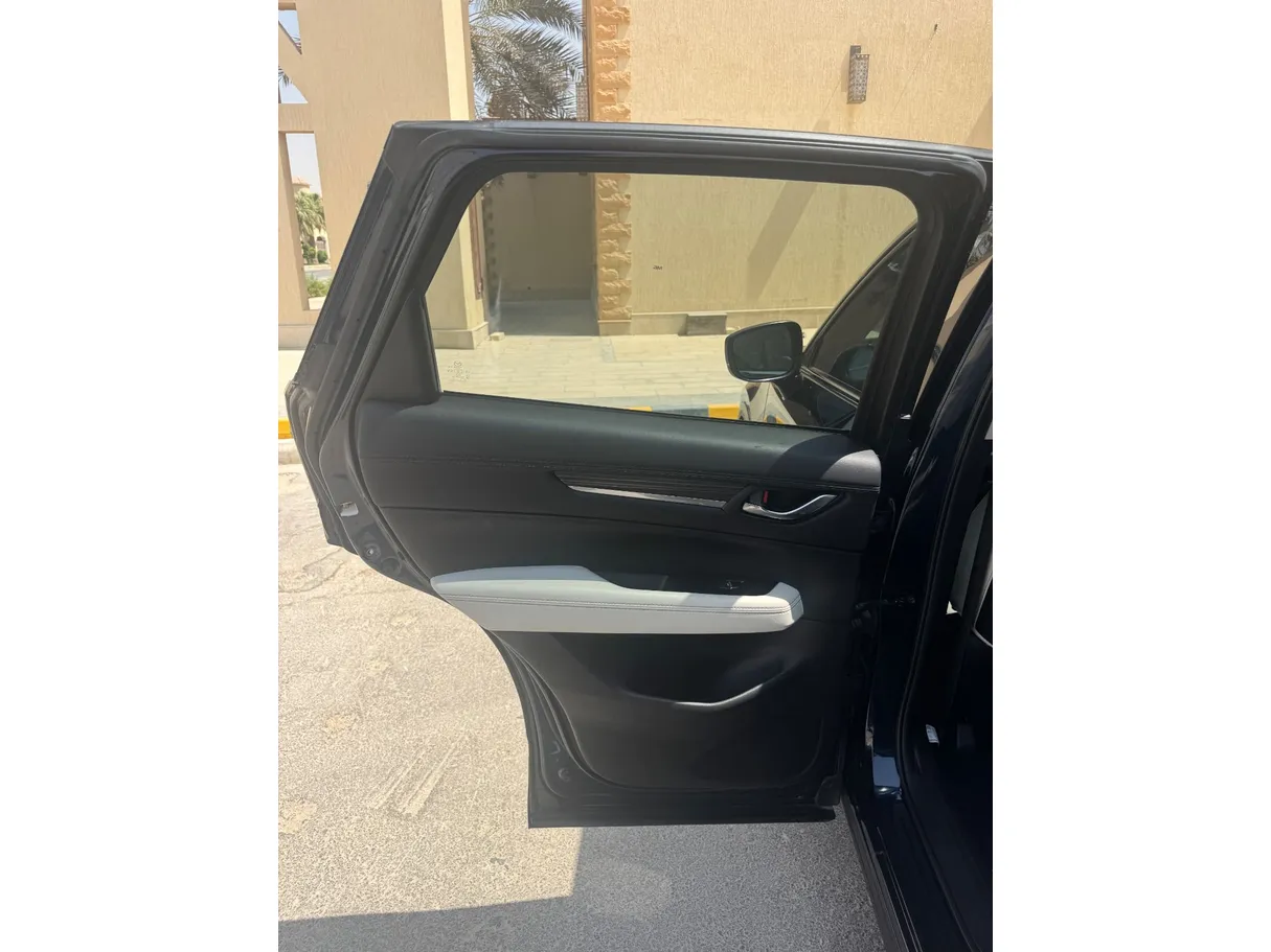Car image 12