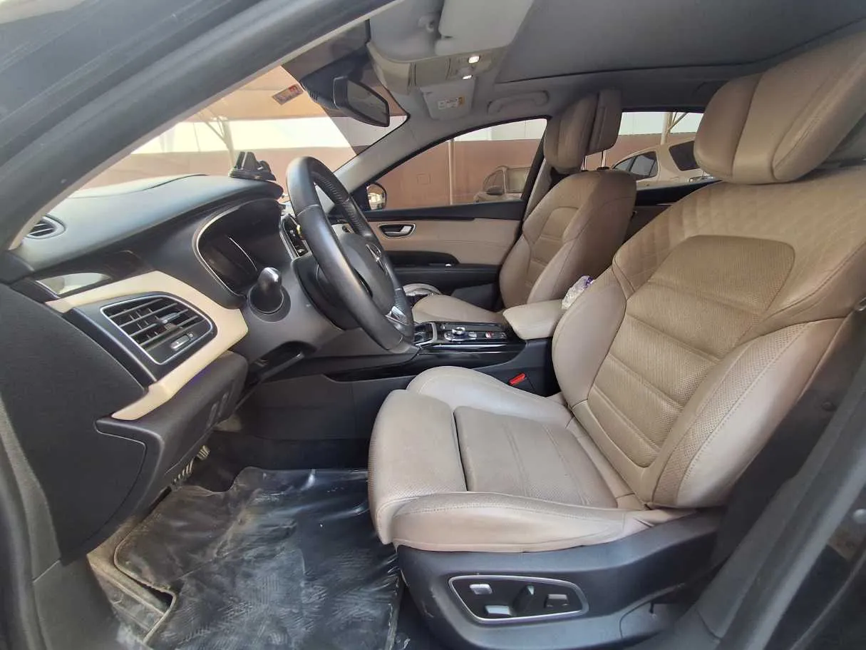 Car image 12