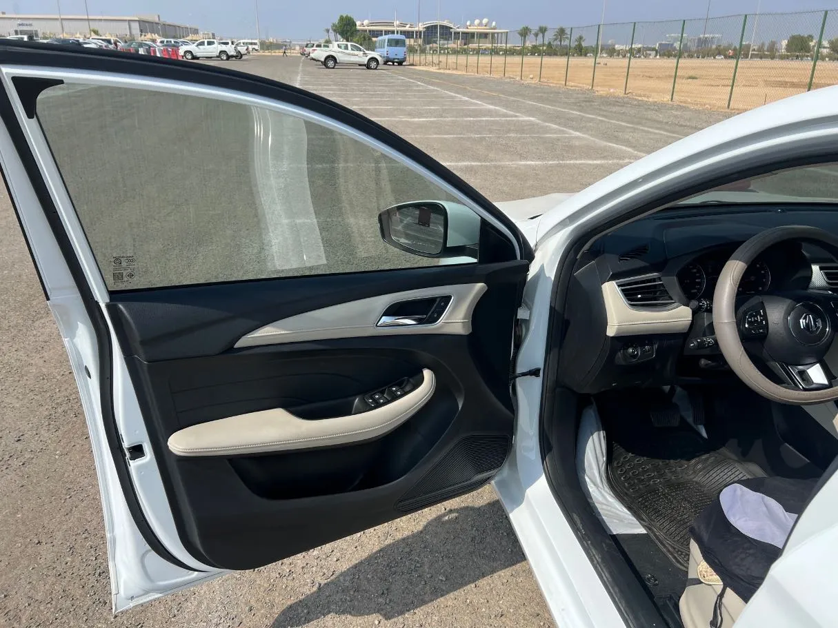 Car image 10