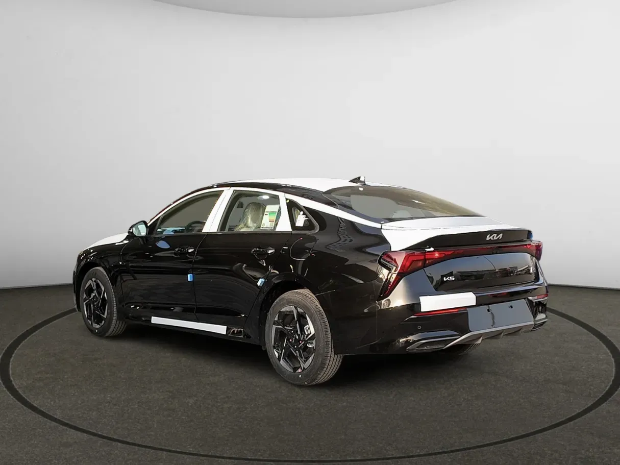 Car image 5
