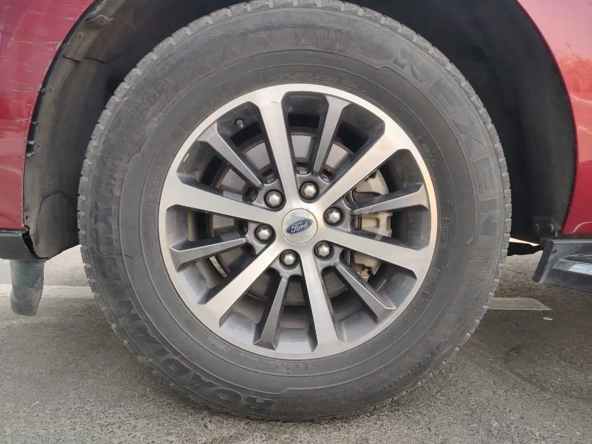 Car image 9