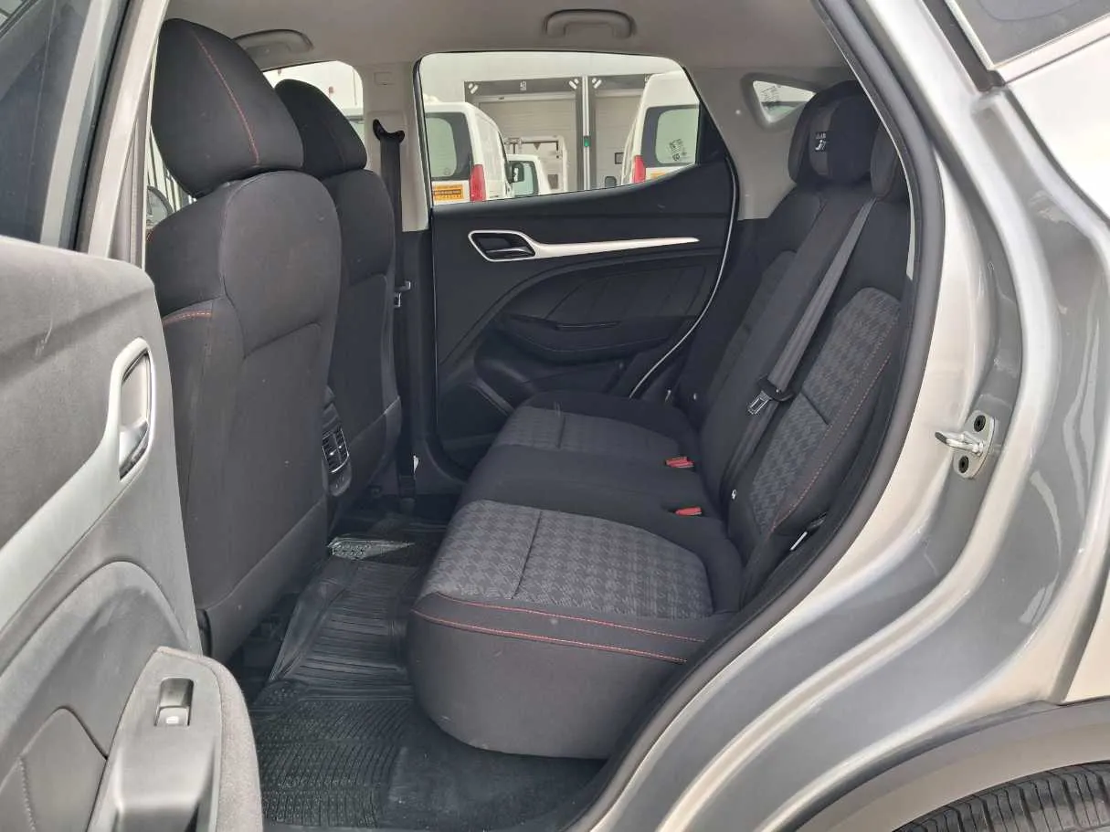 Car image 13