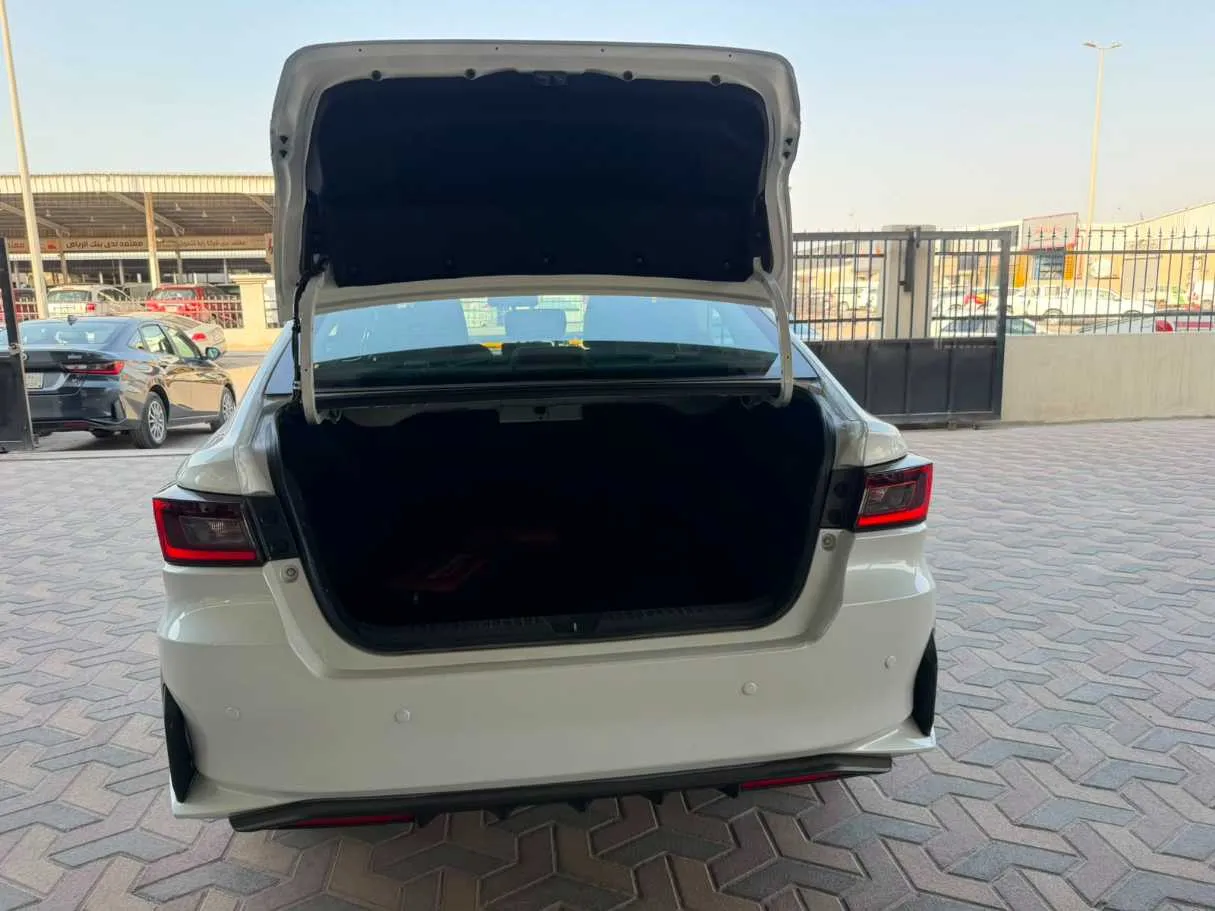 Car image 27