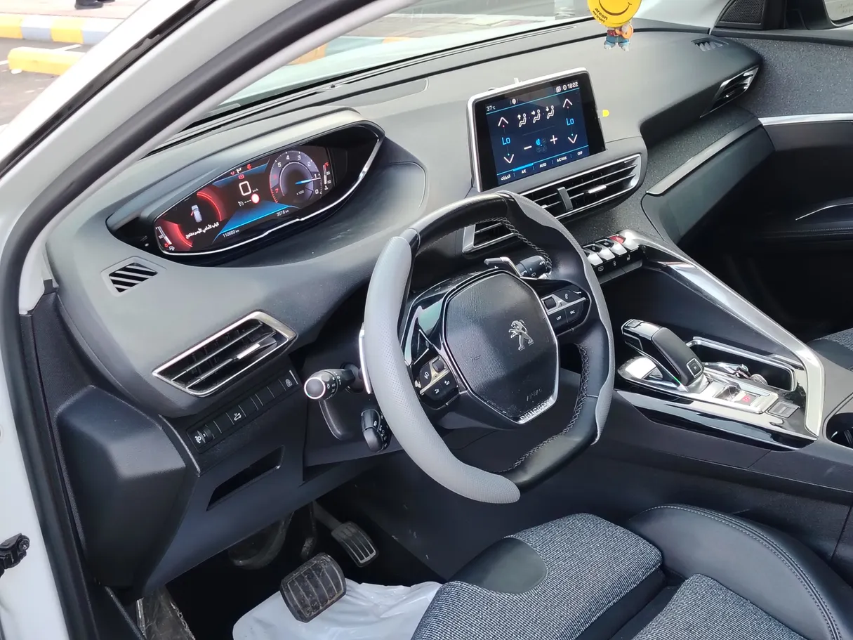 Car image 12