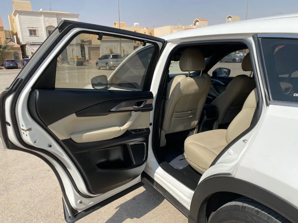 Car image 12