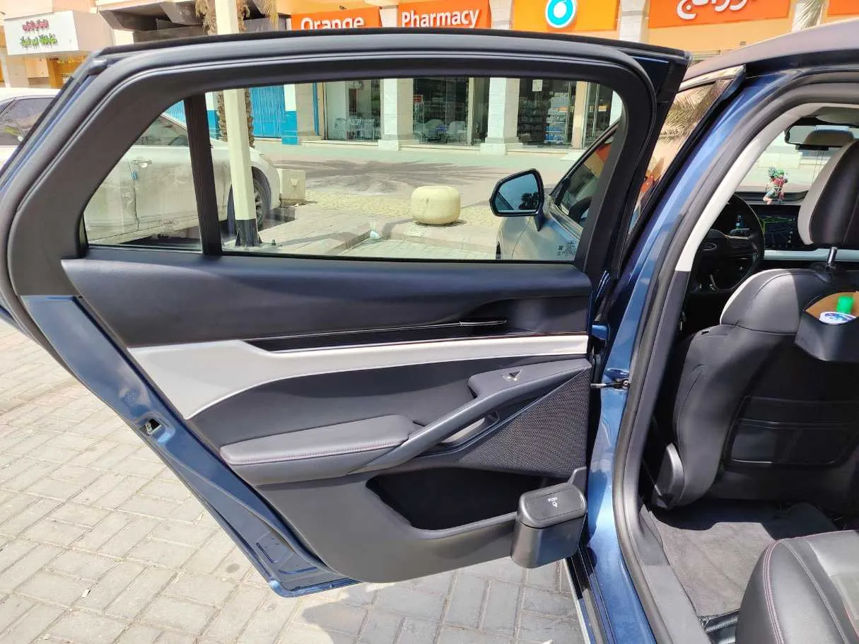 Car image 13