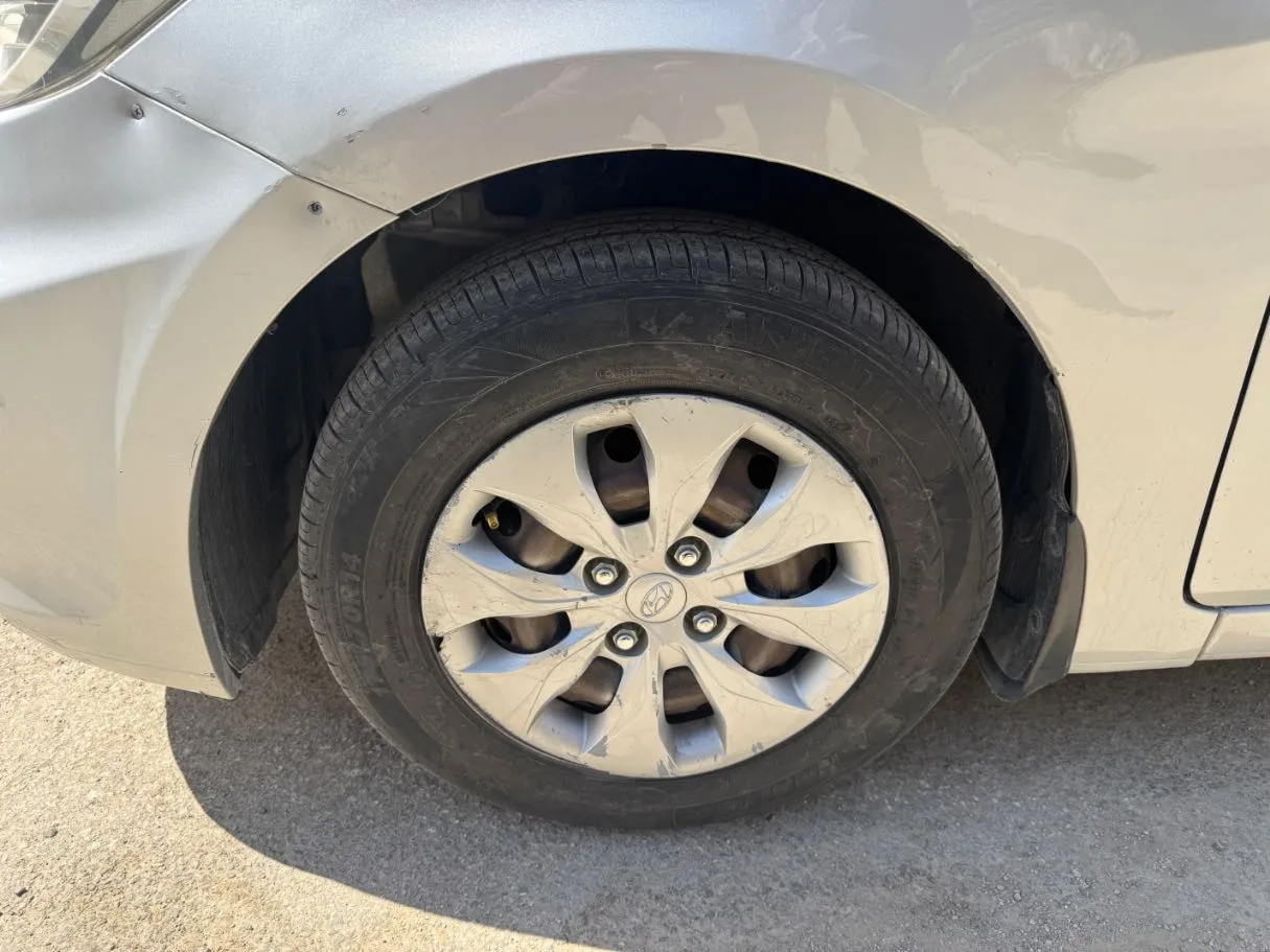 Car image 9