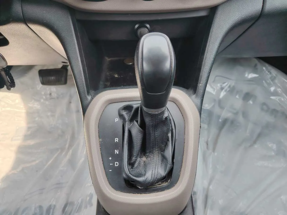 Car image 19