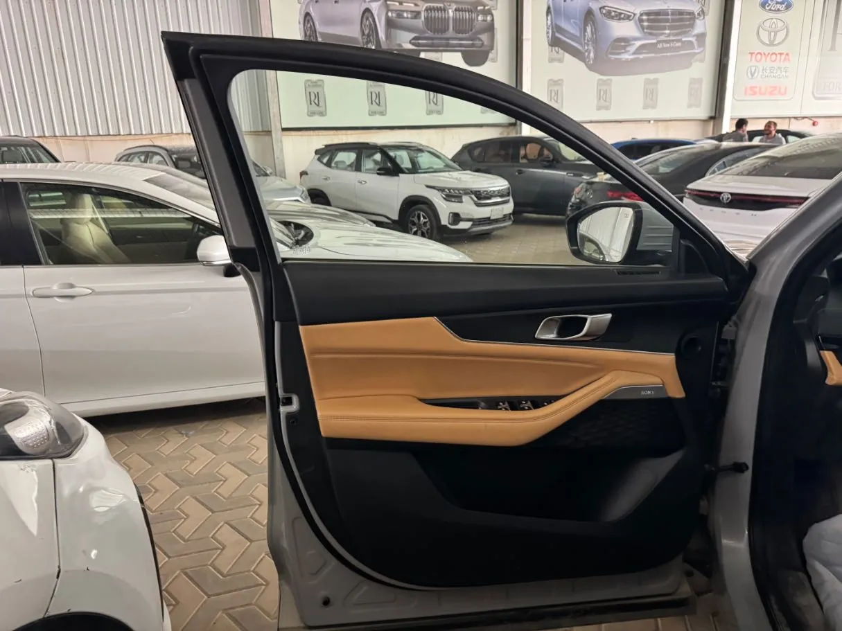 Car image 8