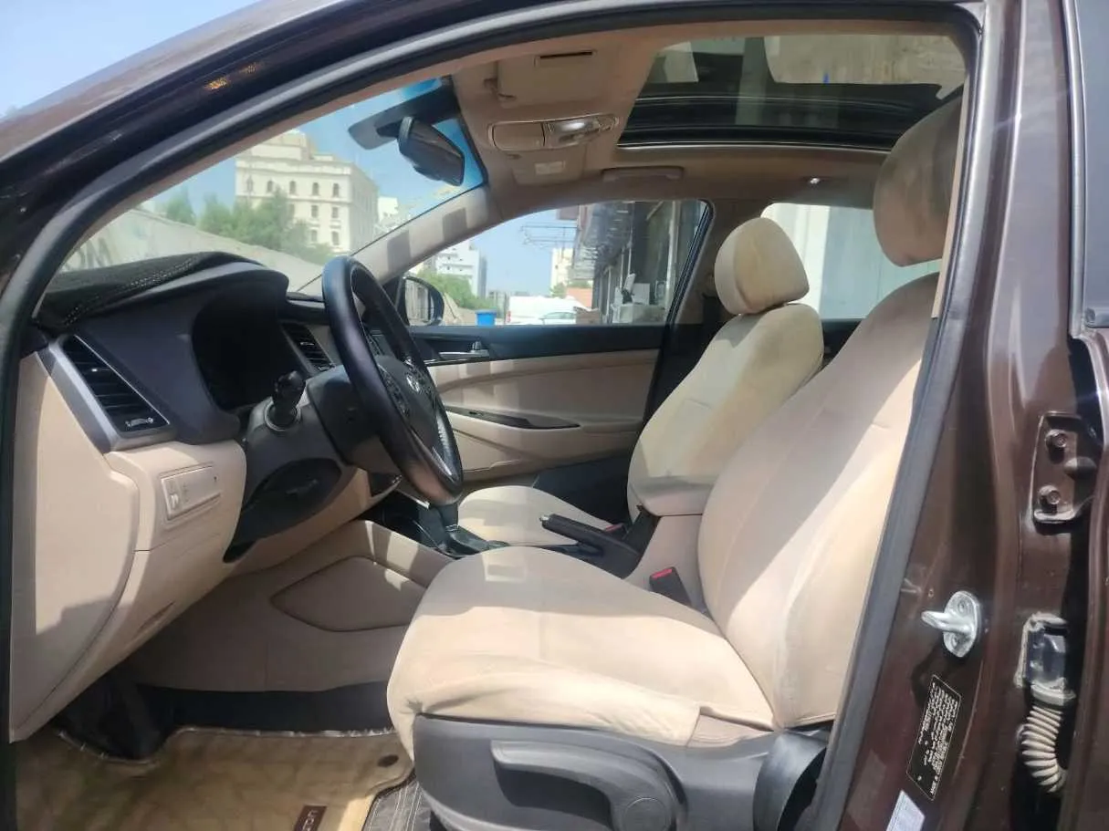 Car image 14