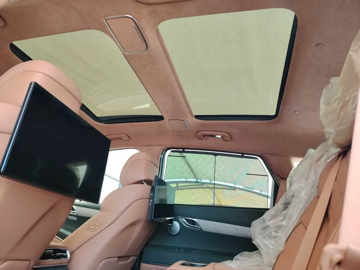 Car image 19