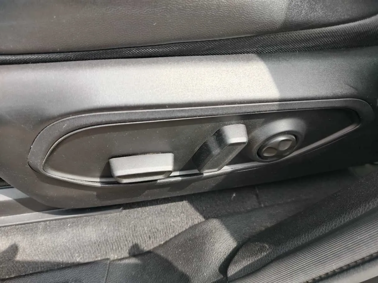 Car image 30