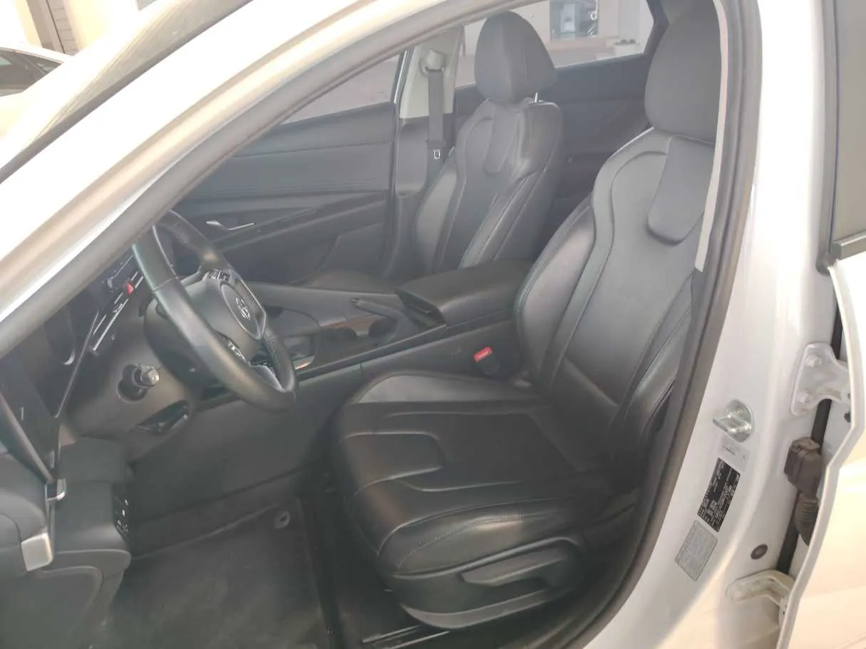Car image 11