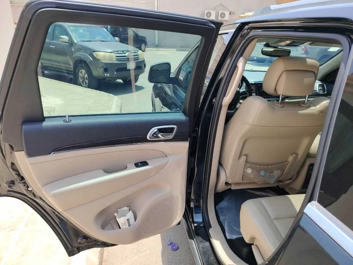 Car image 17