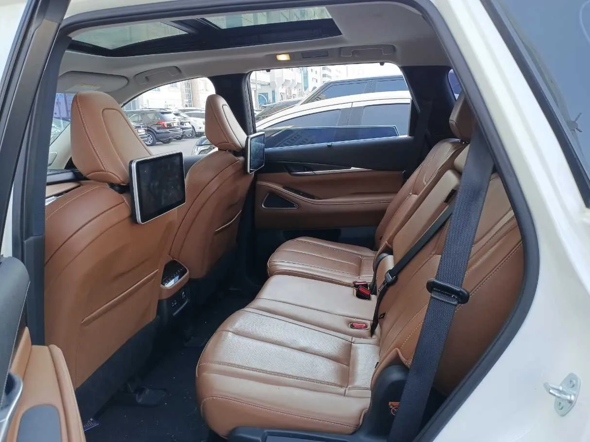 Car image 13