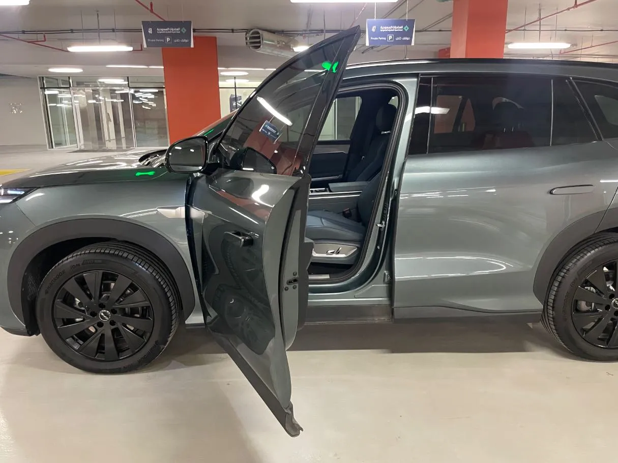 Car image 12