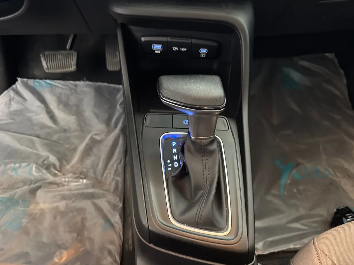 Car image 14
