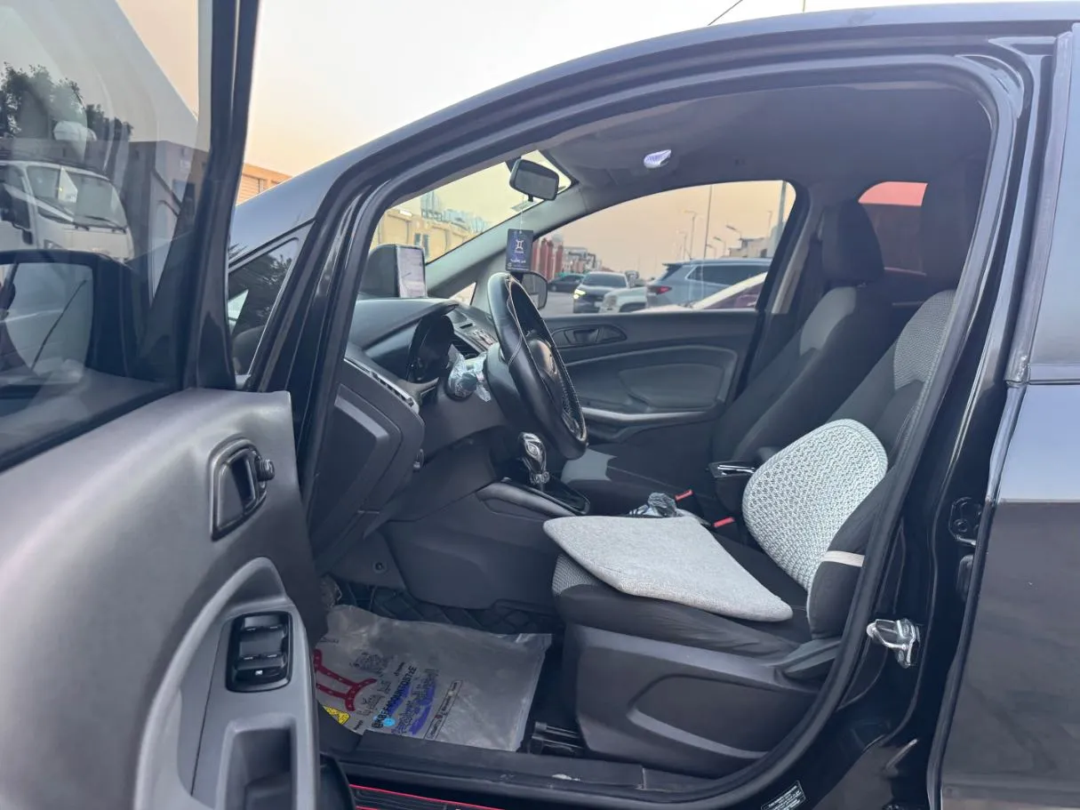 Car image 11