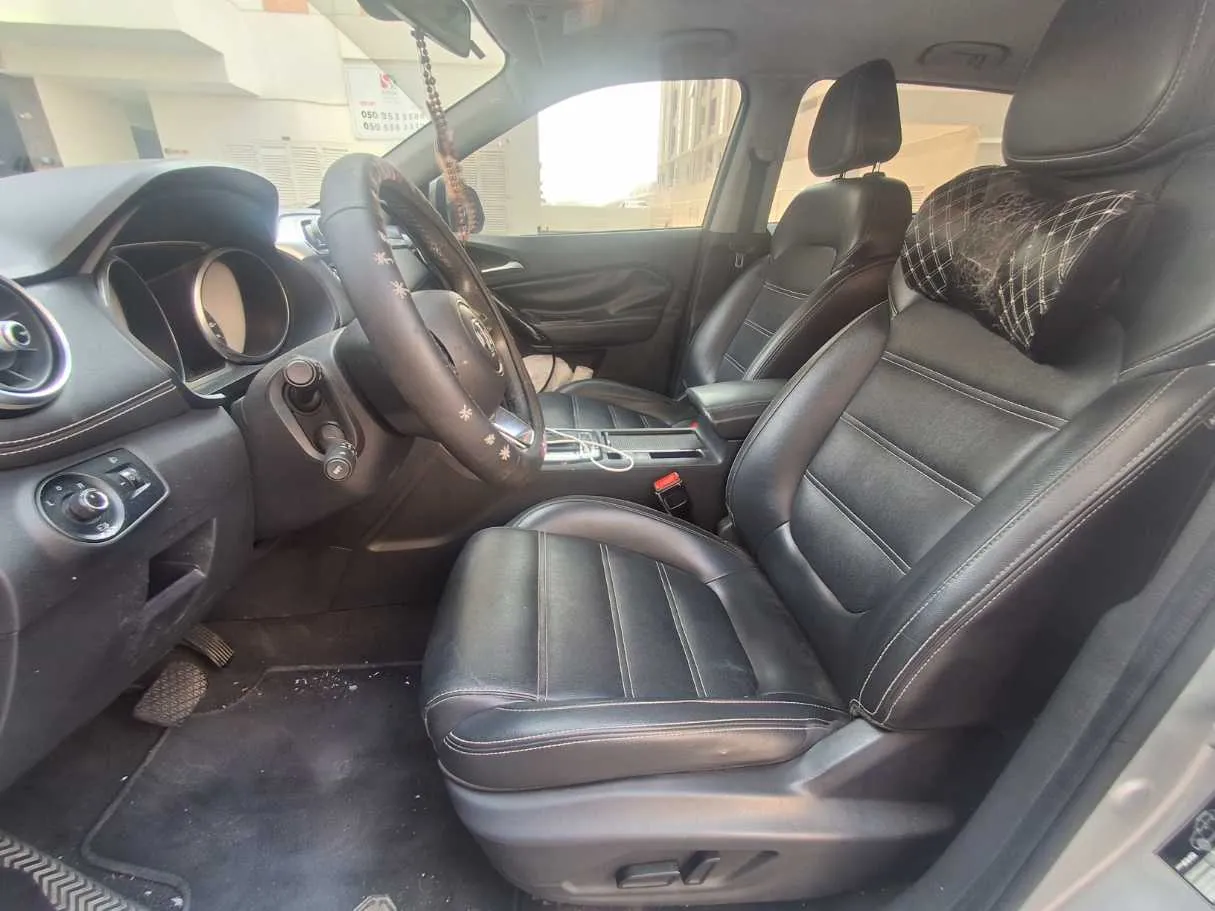 Car image 12
