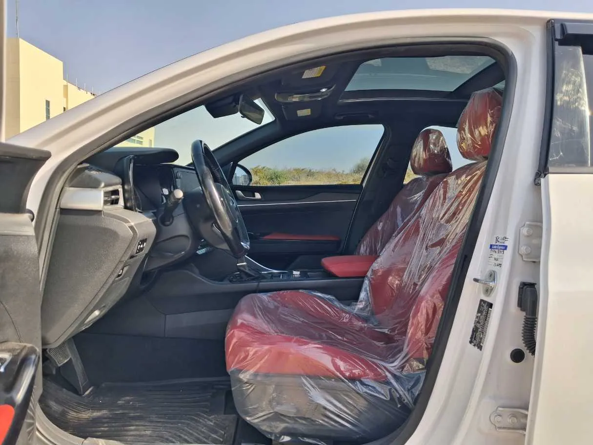 Car image 12