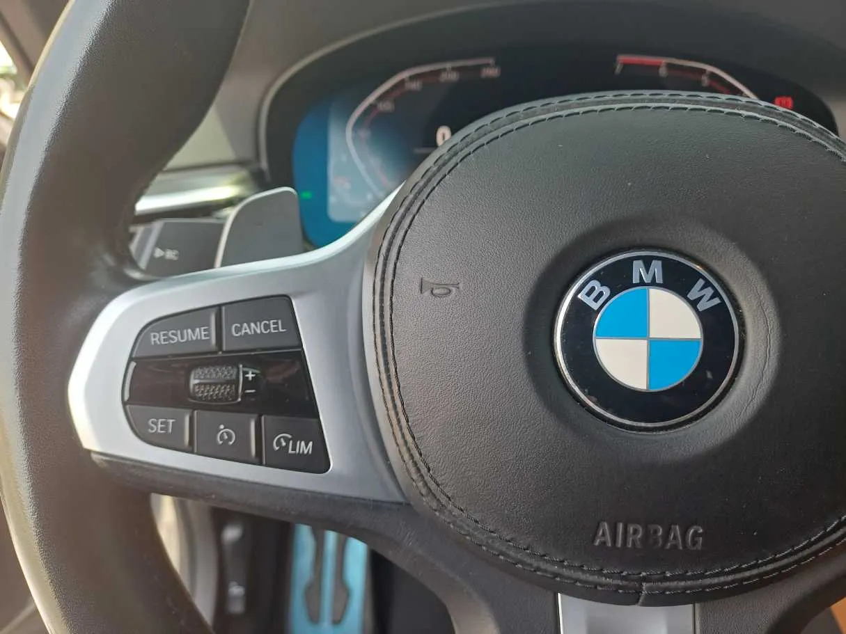 Car image 19