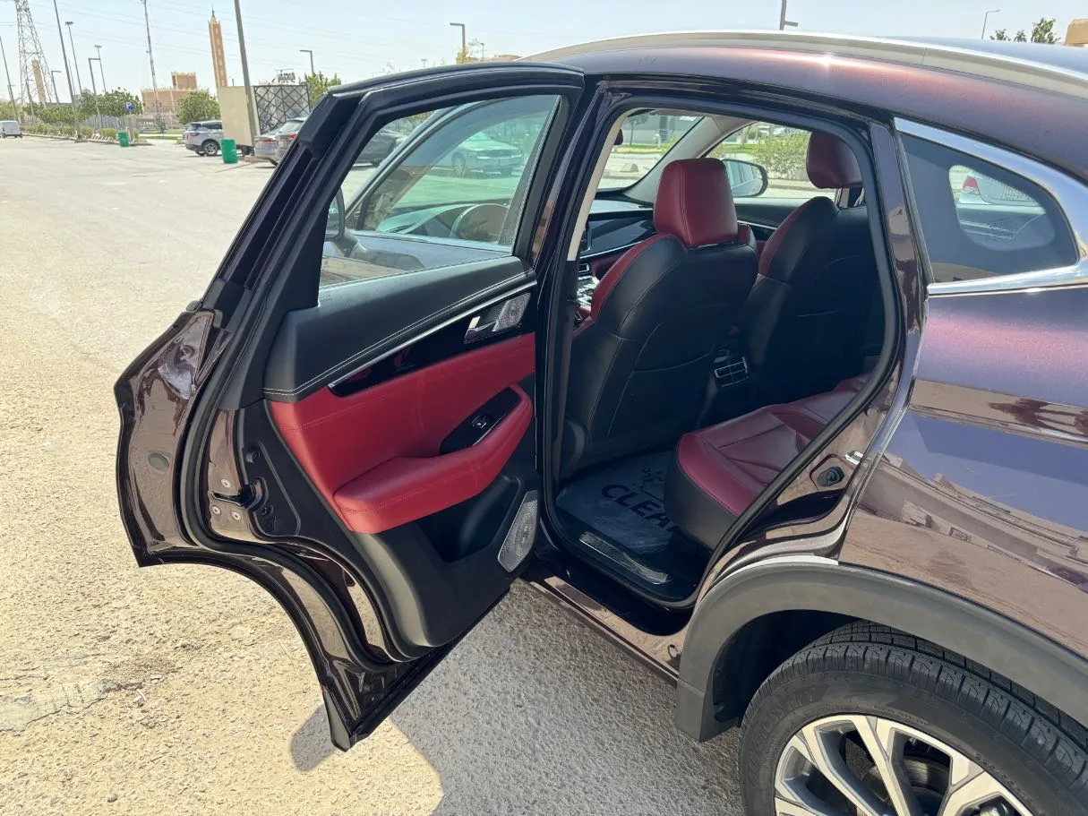Car image 14