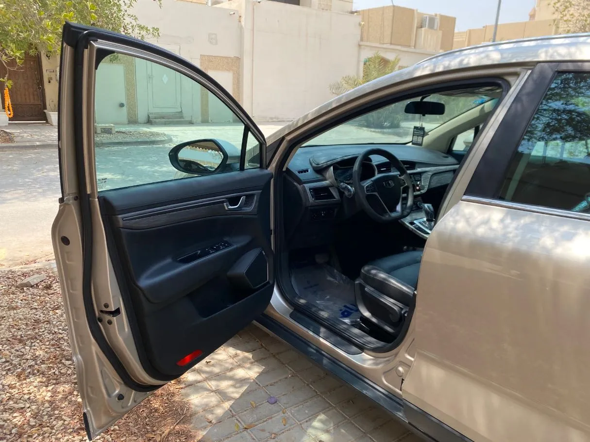 Car image 10