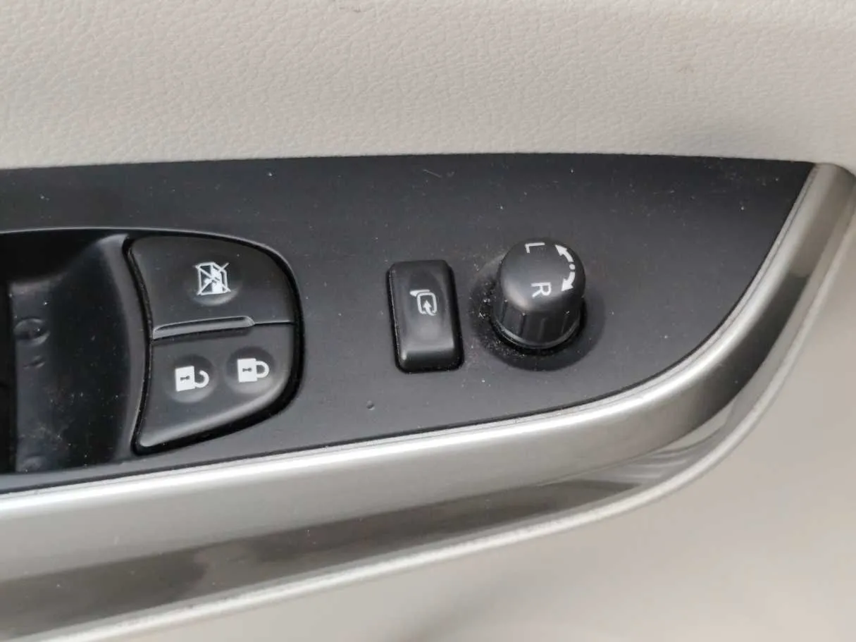 Car image 30