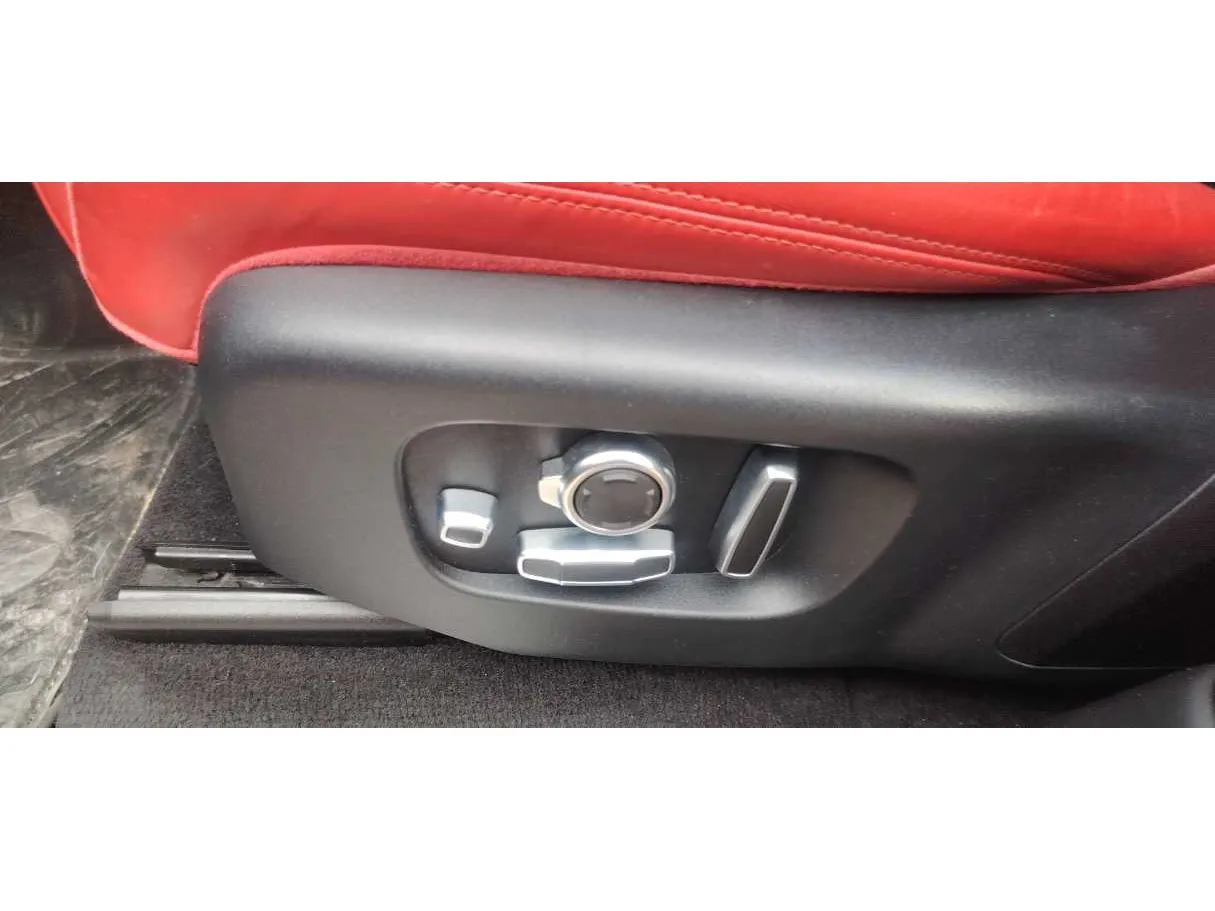 Car image 32
