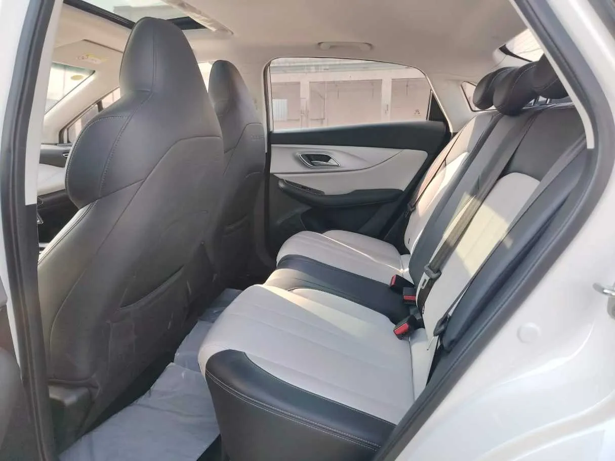 Car image 18